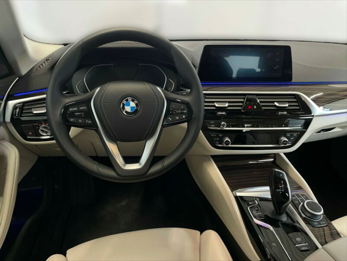 BMW 530d xDrive | předváděcí auto skladem | byznys naftový sedan | nakup online | super cena | autoibuy.com